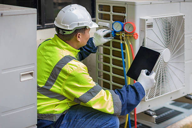 Professional Hvac technician working in Iowa City, IA